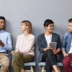 Candidatos en entrevista de trabajo, estudiando preguntas claves.