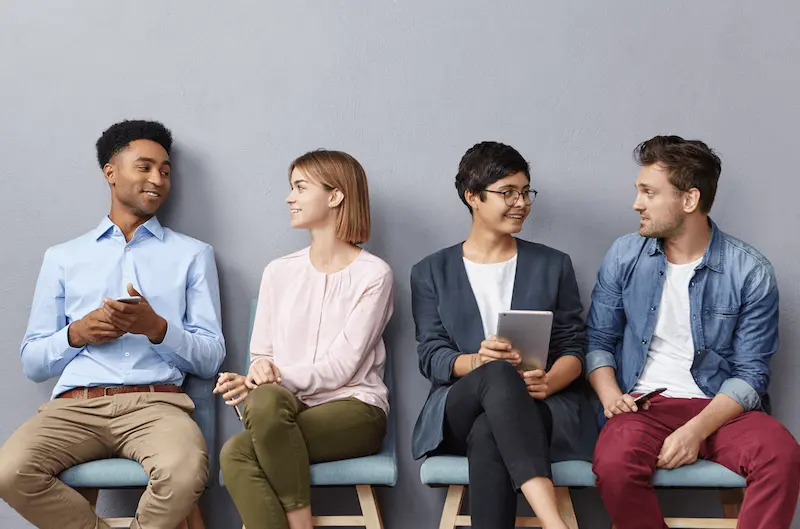 Candidatos en entrevista de trabajo, estudiando preguntas claves.