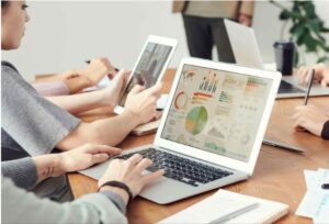 Persona usando un computador para ver los mejores software de ats