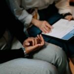 Dos personas viendo en una tablet un software ATS