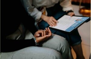 Dos personas viendo en una tablet un software ATS