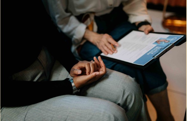 Dos personas viendo en una tablet un software ATS