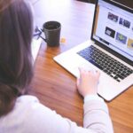 Mujer con un perfil de trabajador digital y creativo