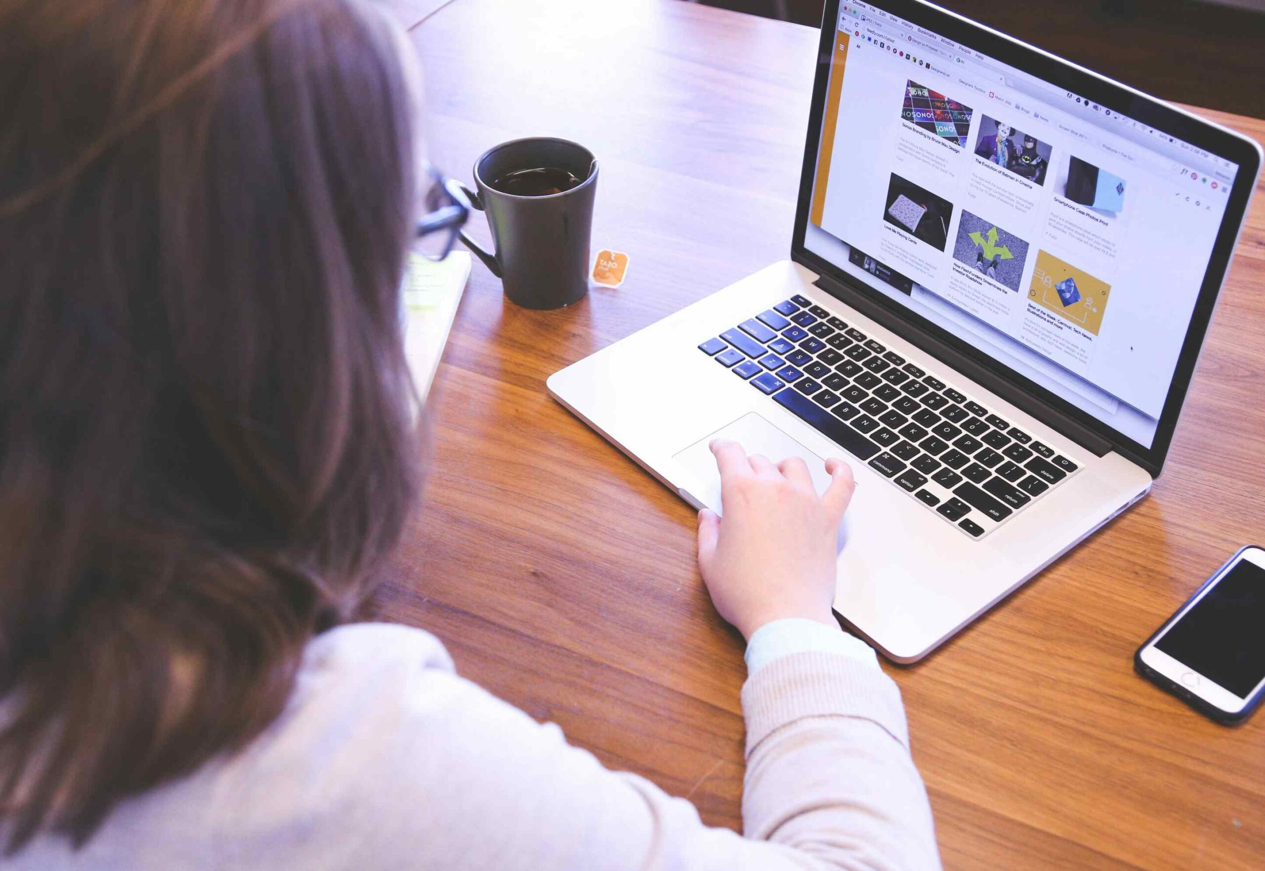 Mujer con un perfil de trabajador digital y creativo