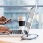 Persona analizando los mejores portales de búsqueda de empleo