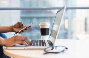 Persona analizando los mejores portales de búsqueda de empleo