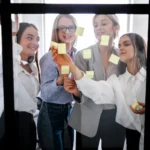 Equipo trabajando motivado gracias a la correcta gestion de talento humano