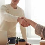 Dos personas hablando de gestión de talento