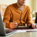 Hombre diseñando un cv para formato ATS