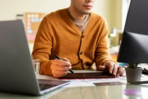 Hombre diseñando un cv para formato ATS