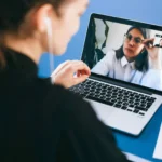 Profesional haciendo una búsqueda laboral