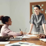 Profesionales haciendo una evaluación de desempeño