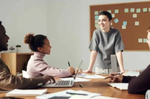 Profesionales haciendo una evaluación de desempeño