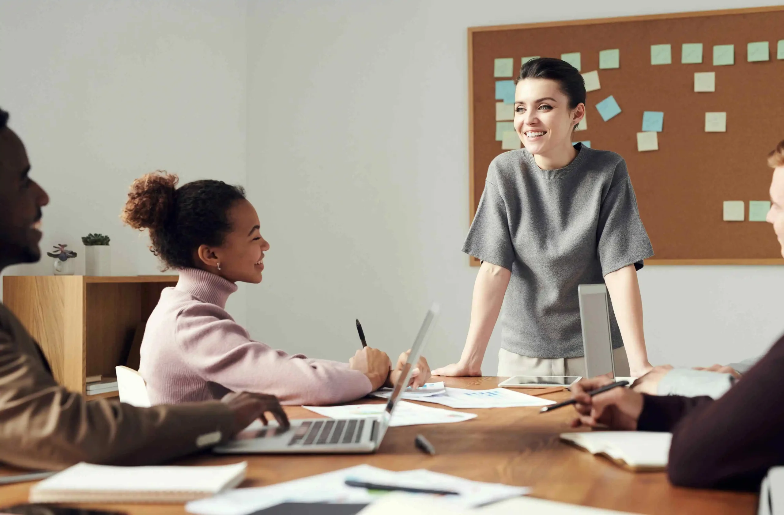 Profesionales haciendo una evaluación de desempeño