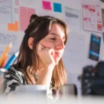 Persona con celular o notebook editando su perfil profesional o redes.