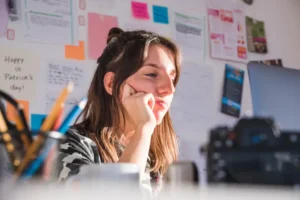 Persona con celular o notebook editando su perfil profesional o redes.