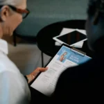 Persona mostrando un curriculum viate