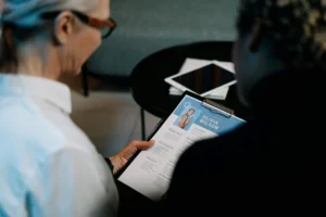 Persona mostrando un curriculum viate