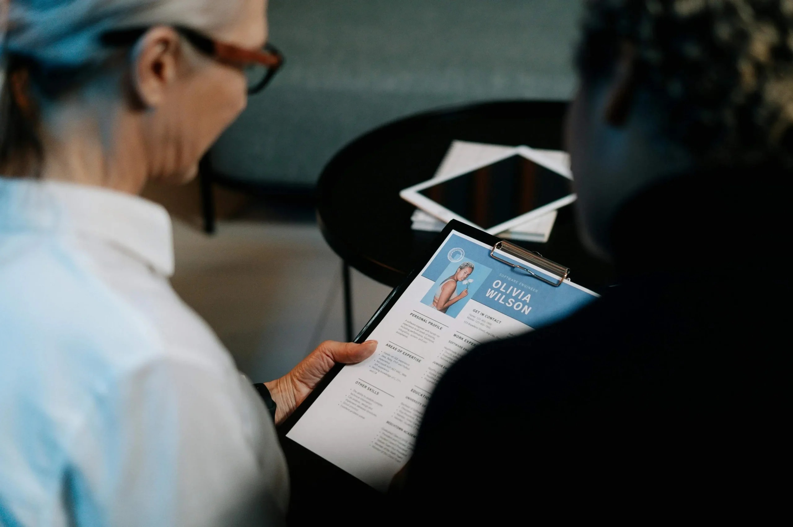 Persona mostrando un curriculum viate