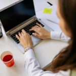 Persona trabajando de forma híbrida