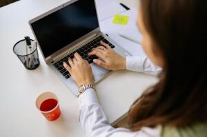 Persona trabajando de forma híbrida