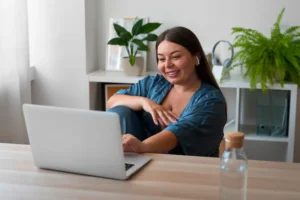 Profesional en su escritorio en casa, con elementos laborales y personales.