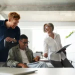 Equipo profesional diverso colaborando en una oficina moderna