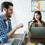 Dos o más personas conversando con íconos de diálogo o checklist.