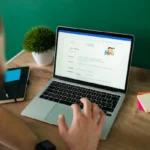 Persona buscando empleo mientras usa su computador.