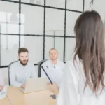 Personas en una oficina o videollamada simulando un proceso de selección de personal.