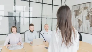 Personas en una oficina o videollamada simulando un proceso de selección de personal.