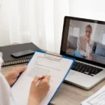 Candidato con hoja de preguntas o personas en una videollamada simulando una entrevista laboral.