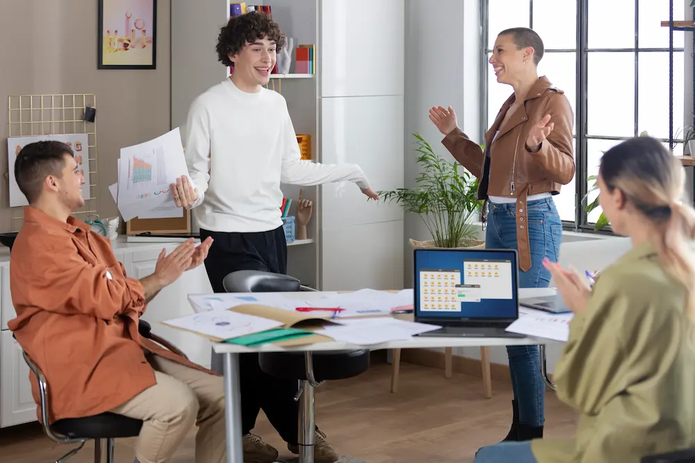 Íconos o collage de empatía, comunicación, liderazgo, trabajo en equipo.