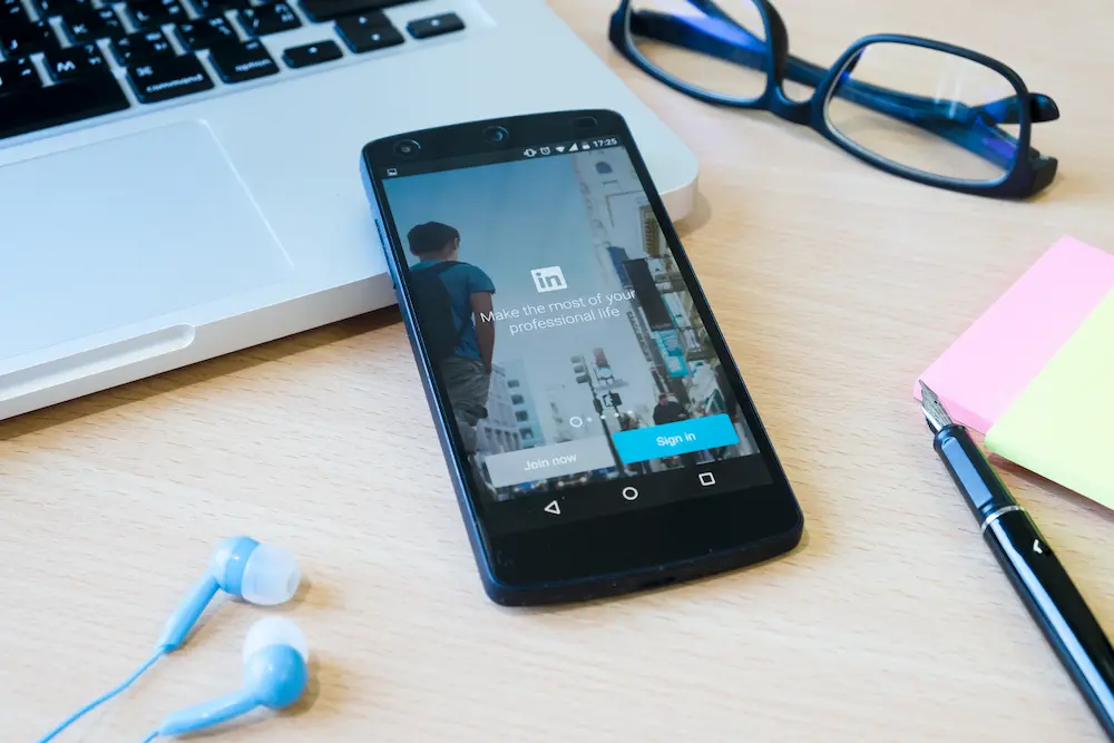 Pantalla de LinkedIn con opción para subir documentos o editar perfil.