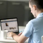 Hombre subiendo su perfil a Linkedin correctamente.