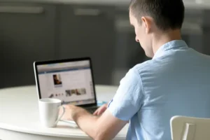 Hombre subiendo su perfil a Linkedin correctamente.