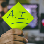 Hombre utilizando inteligencia artificial en el trabajo
