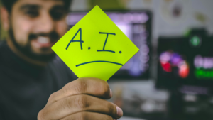 Hombre utilizando inteligencia artificial en el trabajo
