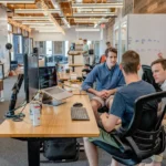 Personas jovenes trabajando en un coworking de argentina.