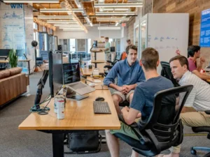 Personas jovenes trabajando en un coworking de argentina.