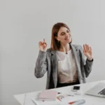 Trabajador argentino disfrutando de la flexibilidad laboral gracias a la semana laboral de 4 días
