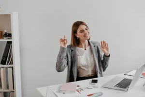 Trabajador argentino disfrutando de la flexibilidad laboral gracias a la semana laboral de 4 días