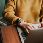 Mujer buscando los mejores cursos con salida laboral