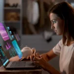 Mujer utilizando inteligencia artificial gratis para encontrar trabajo