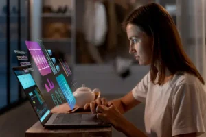Mujer utilizando inteligencia artificial gratis para encontrar trabajo